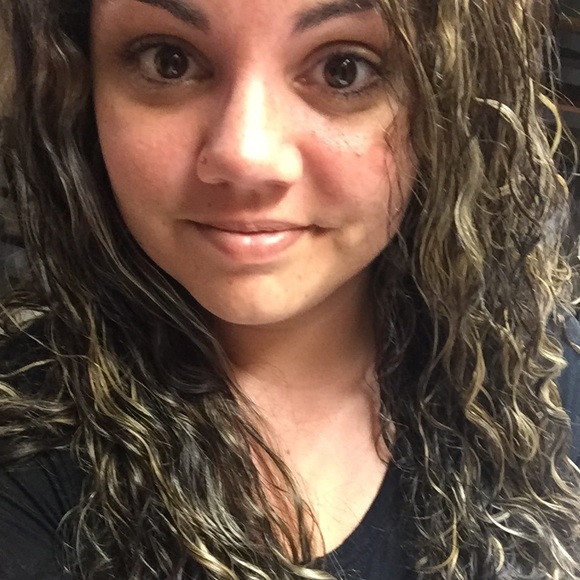 Profile Picture of Melanie Anlage (@nellyymellyy) on Poshmark
