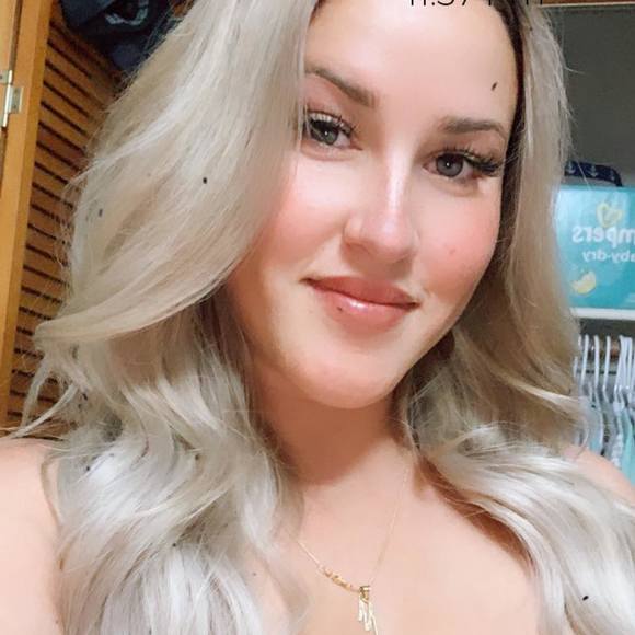 Profile Picture of Mely Lopez (@melydey28) on Poshmark