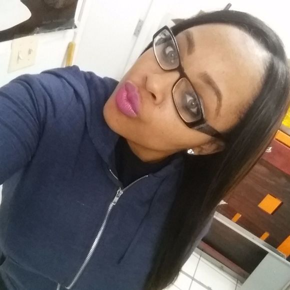 Profile Picture of Dani Jones (@yellaabeauty) on Poshmark