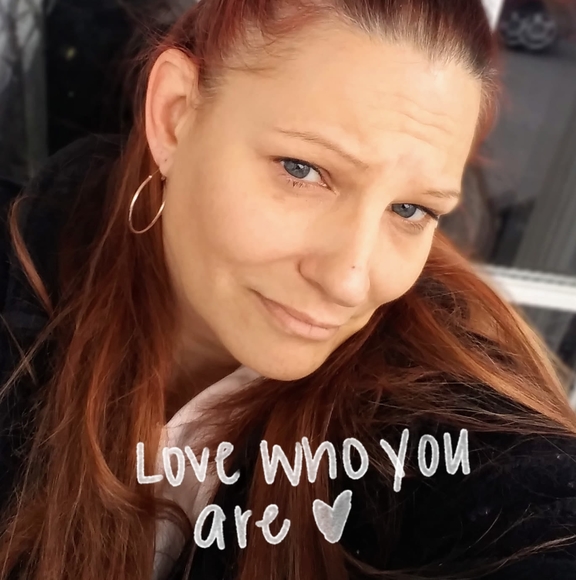 Profile Picture of Lee-anne Swiniarski (@leeaswini74) on Poshmark