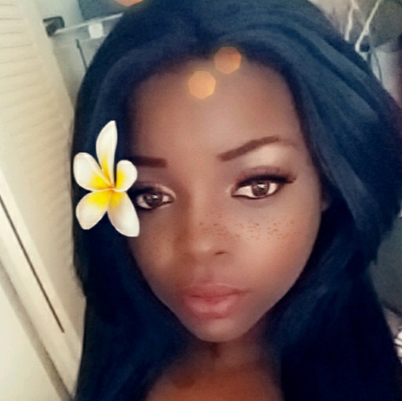 Profile Picture of Evonne Evoni (@enovi) on Poshmark