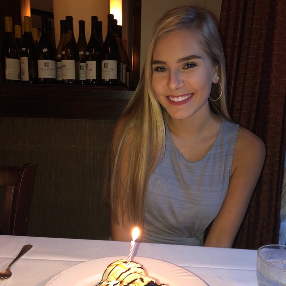 Profile Picture of Kat Nippes (@fashionkat11) on Poshmark