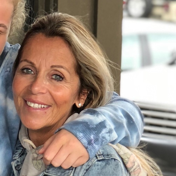 Profile Picture of Kim Tucci (@bisaz4195) on Poshmark