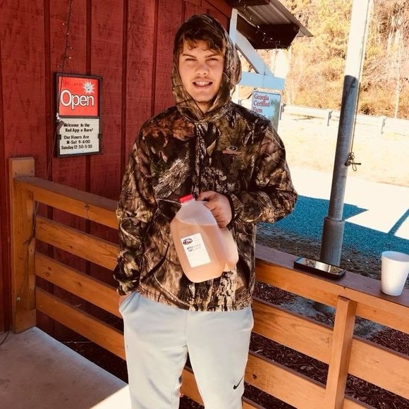 Profile Picture of Christopher Barlow (@tylerbarlow41) on Poshmark