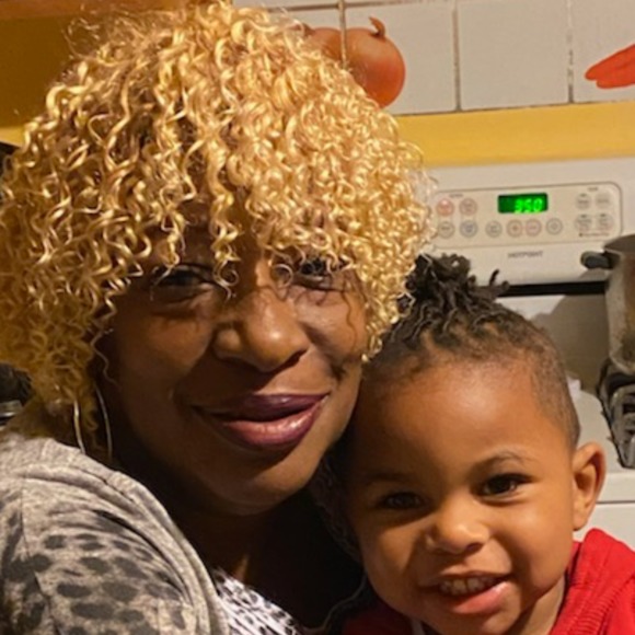 Profile Picture of Donna Moore (@donnadiamone) on Poshmark