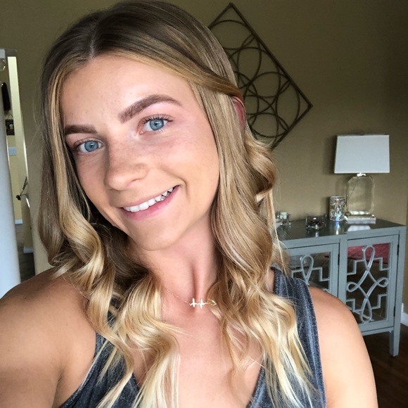 Profile Picture of Danielle Malek (@daniellemalek) on Poshmark