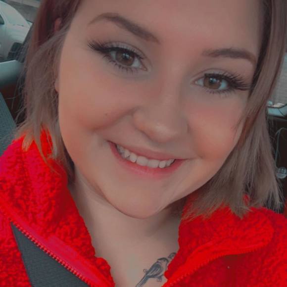 Profile Picture of Dachota Thomas (@dachotarae) on Poshmark