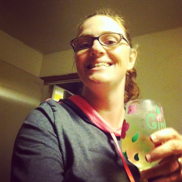 Profile Picture of Gloria Hoffmann (@redsnapper22) on Poshmark