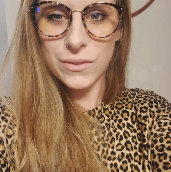 Profile Picture of Mandee Johnson (@mandee_johnson) on Poshmark