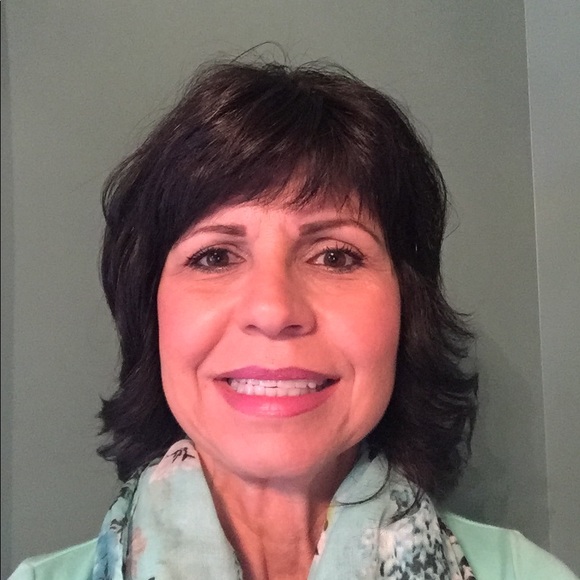 Profile Picture of Lisa Teolis (@lteolis1) on Poshmark