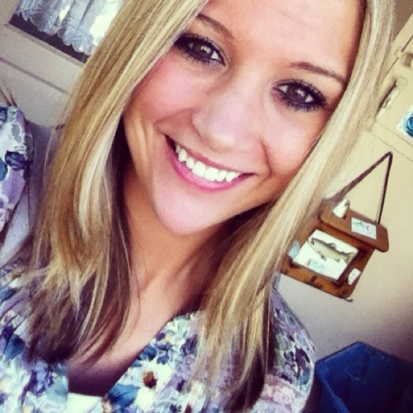 Profile Picture of Alexandra Putnam (@al3xandra1432) on Poshmark
