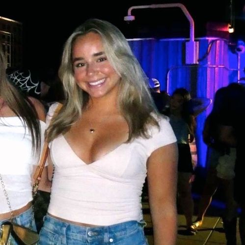 Profile Picture of carlyphilllips (@carlyphilllips) on Tiktok