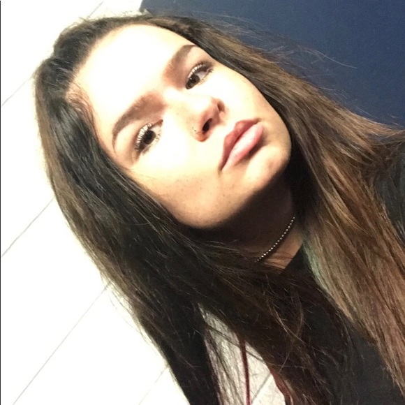 Profile Picture of Amelia Schultz (@amelia102200) on Poshmark
