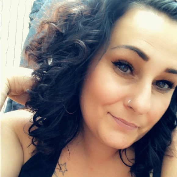 Profile Picture of Tandy Payant (@teekaypee) on Poshmark