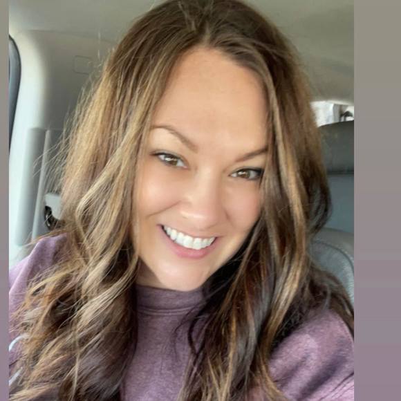 Profile Picture of Amanda Dewey (@amandalwold) on Poshmark