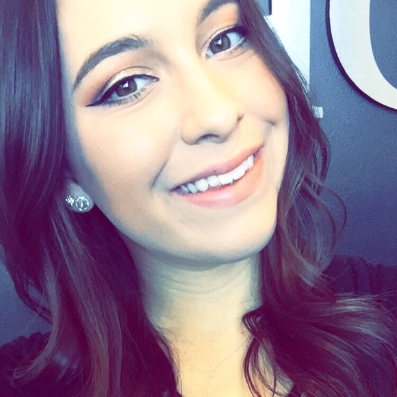 Profile Picture of Nicole Diffenderfer (@nicolediff07) on Poshmark