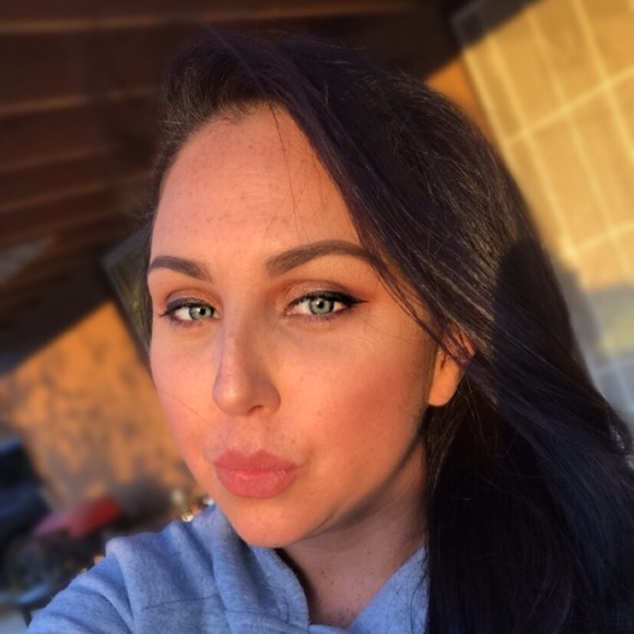 Profile Picture of Briana Voiles (@beeee_v) on Poshmark