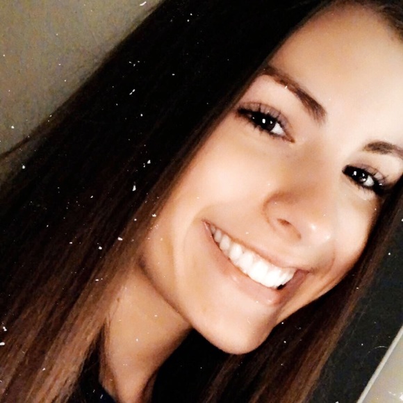 Profile Picture of Emily Carlton (@emilycarlton14) on Poshmark