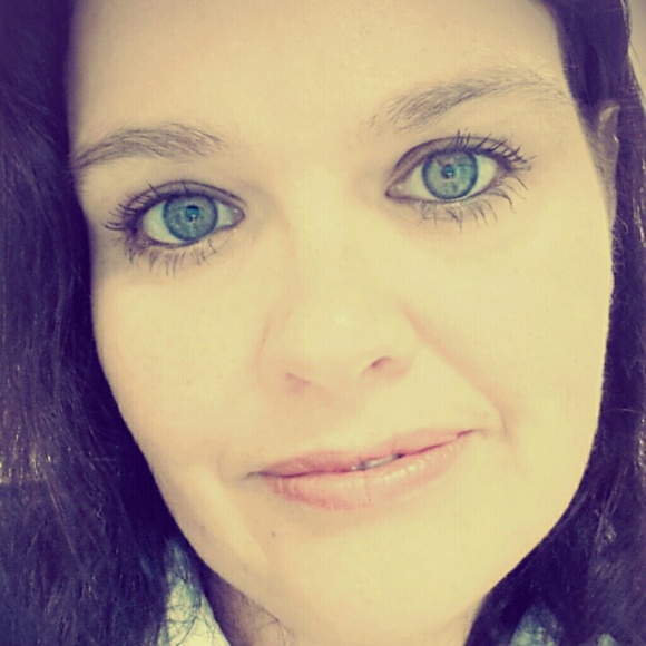 Profile Picture of Lisa Maxwell (@lmax123) on Poshmark