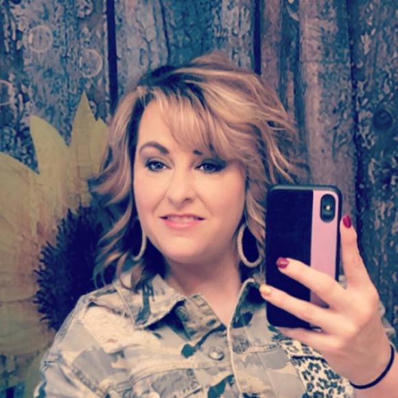 Profile Picture of Angela Uslin (@angelauslin) on Poshmark