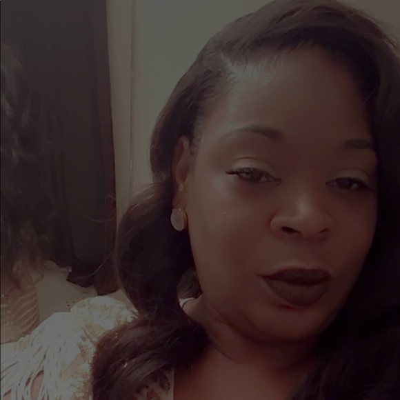 Profile Picture of Tina Holmes (@holmestina) on Poshmark