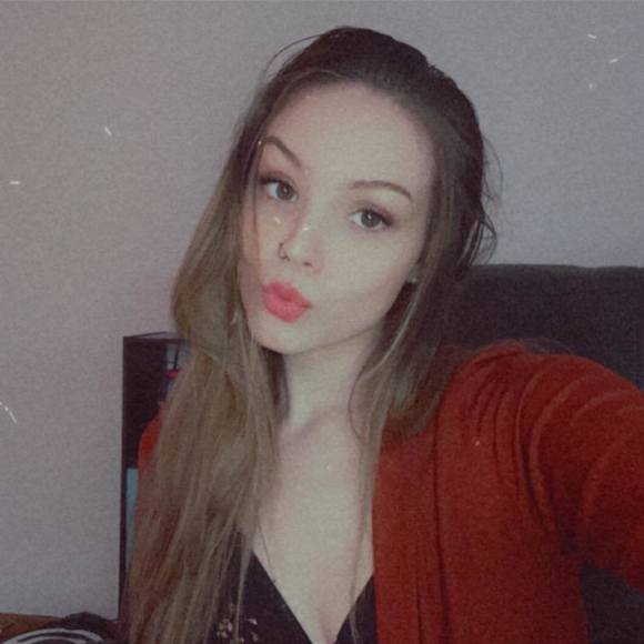 Profile Picture of Alexys Grooms (@alexysgrooms) on Poshmark