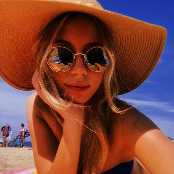 Profile Picture of Sim Ersoz (@simgee1) on Poshmark