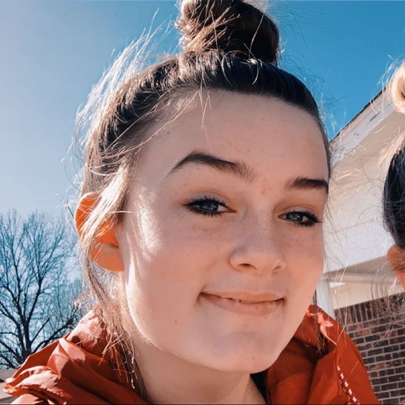 Profile Picture of Jenna Holmes (@jenna_h5) on Poshmark