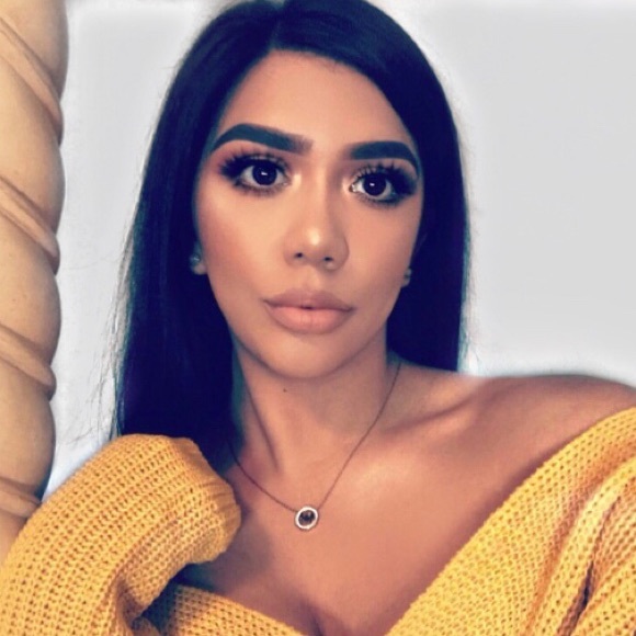 Profile Picture of Luz Diaz (@lightdayss) on Poshmark