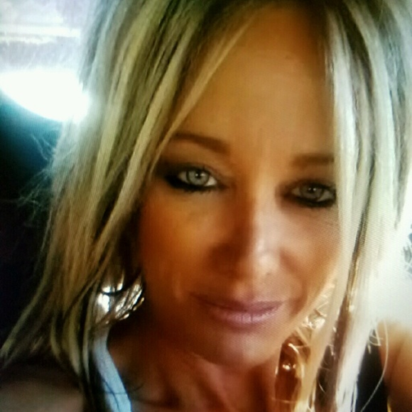 Profile Picture of Leslie Mastrocinque (@lmastro5) on Poshmark