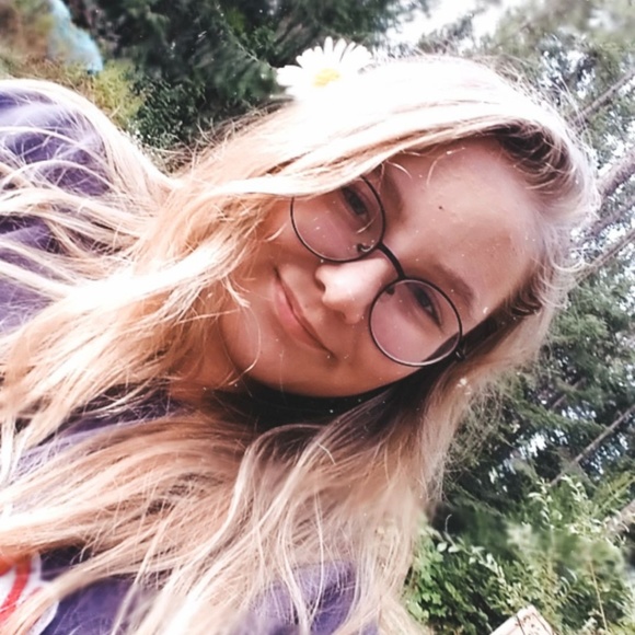 Profile Picture of Adyson Kreager (@adysonkreager12) on Poshmark