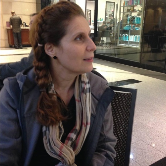 Profile Picture of Lambrini Tsiftilis (@lambrinit) on Poshmark