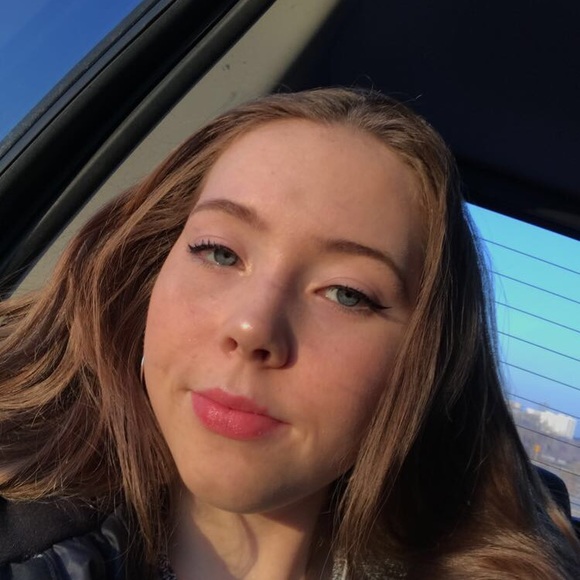 Profile Picture of Emma Brett (@emmabrett) on Poshmark