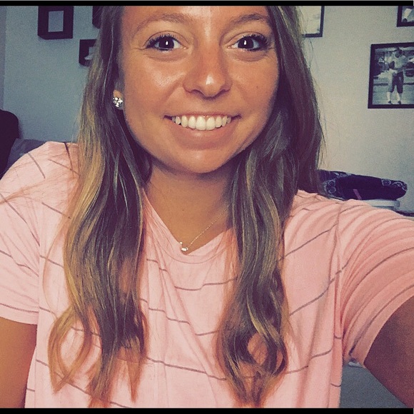 Profile Picture of Lindsey Keen (@lindsey_keen) on Poshmark