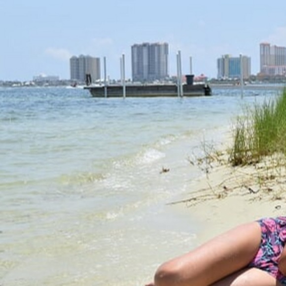 Profile Picture of Julianne Edes (@julianne1001) on Poshmark