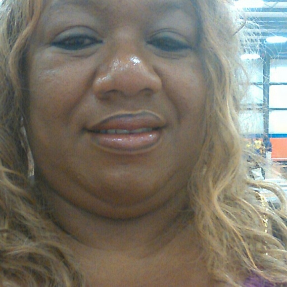 Profile Picture of Tonya Mclaughlin (@tonyaburkey) on Poshmark