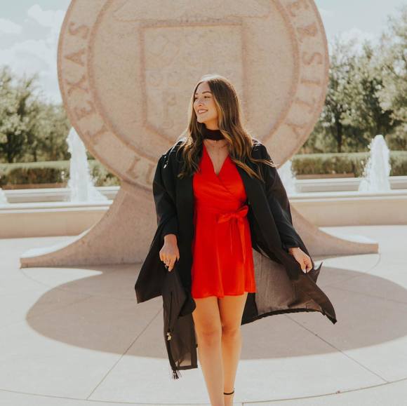 Profile Picture of Laura Eichenberger (@lauraeich) on Poshmark