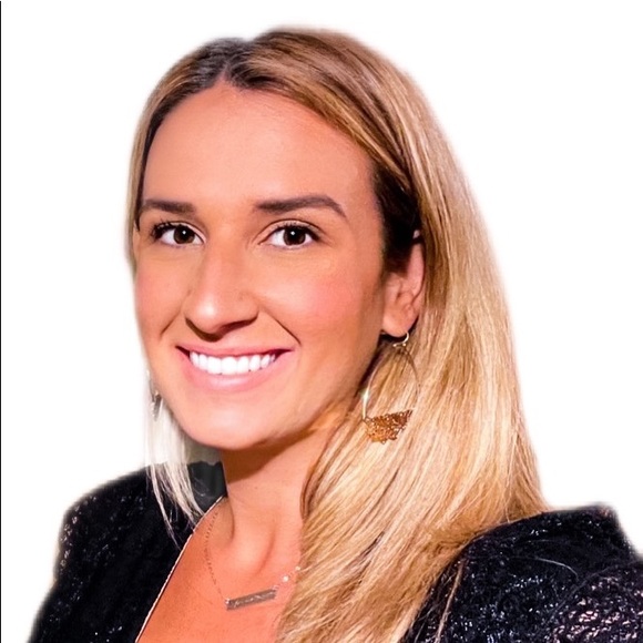 Profile Picture of Ashley Gitzlaff (@ashleygitzlaff) on Poshmark