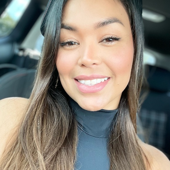 Profile Picture of Jennifer Copello (@jennifervillazg) on Poshmark