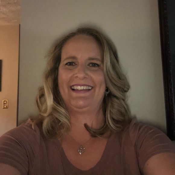 Profile Picture of Lori Mitchell (@lbmitchell19) on Poshmark