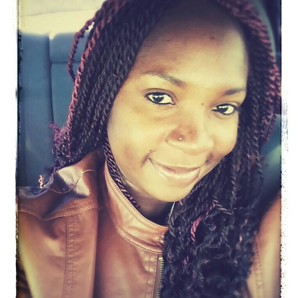Profile Picture of Emanda Thomas (@toodelsisback) on Poshmark