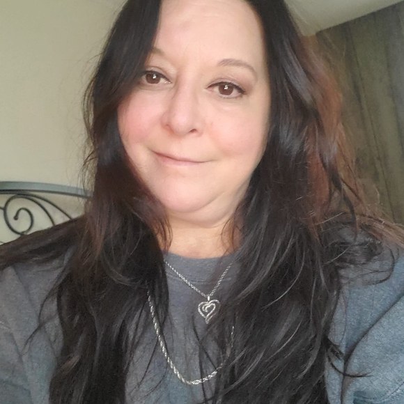 Profile Picture of Julia Currence (@julia0868) on Poshmark