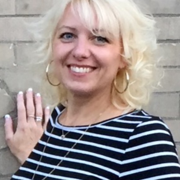 Profile Picture of Julie Neuendorf (@janeuendorf) on Poshmark