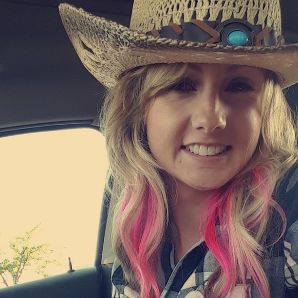 Profile Picture of Dee dee Webb (@dwebbinak) on Poshmark