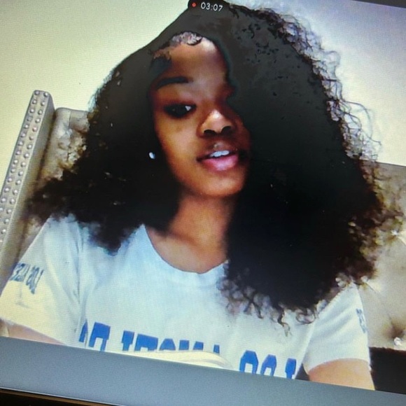 Profile Picture of Aliyah Barze (@aliyahbarze) on Poshmark