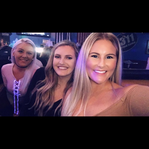 Profile Picture of Stephanie Craig (@stephaniecraig3) on Poshmark