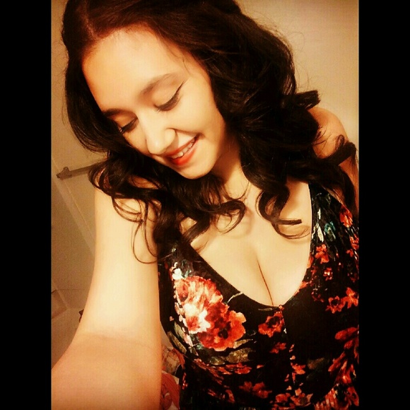 Profile Picture of Tess Baldonado (@tesserubie) on Poshmark