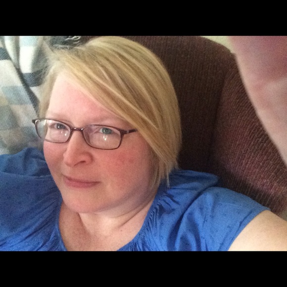 Profile Picture of Sandra Thornton (@sthorntonmeyer) on Poshmark