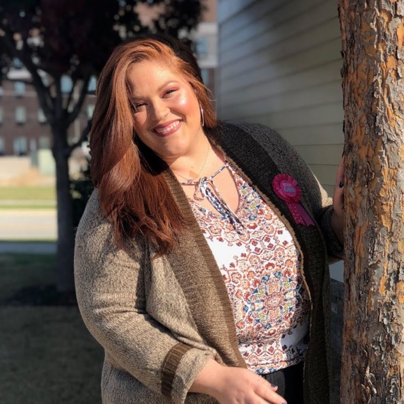 Profile Picture of Caitlin Straw (@cait_sogreat) on Poshmark