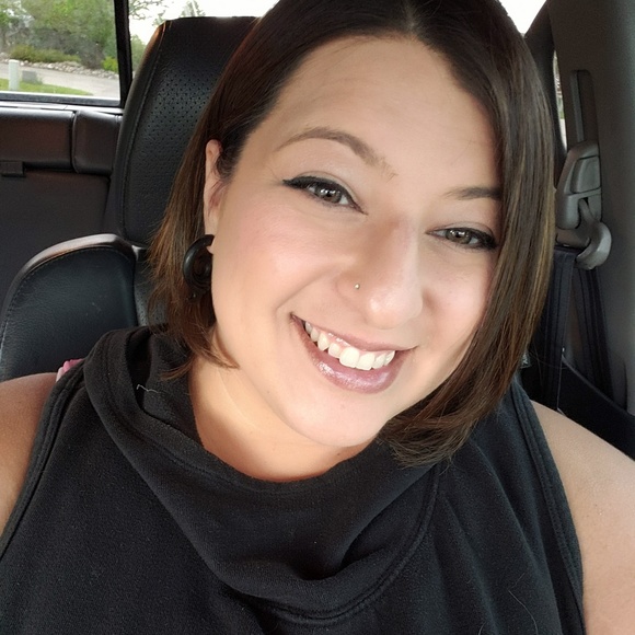 Profile Picture of Lisa Runkel (@xoxosmiles) on Poshmark